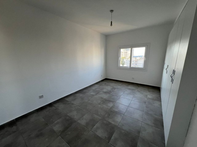 2+1 90 m² große Wohnung zur Miete mit Gewerbegenehmigung an der Hauptstraße in der Region Nikosia Dereboyu