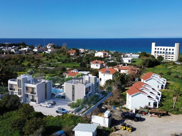 2+1 Wohnungen mit Gemeinschaftspool und herrlicher Aussicht zum Verkauf in einer Sackgasse in Lapta, Kyrenia