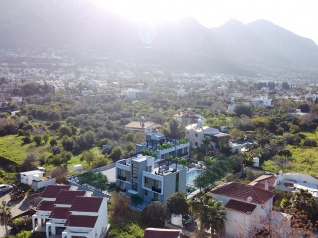 2+1 Wohnungen mit Gemeinschaftspool und herrlicher Aussicht zum Verkauf in einer Sackgasse in Lapta, Kyrenia