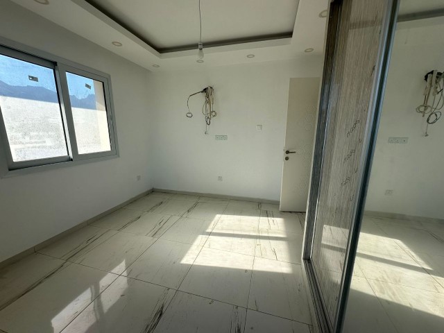 Girne Merkez’de 360 Derece Muhteşem Manzara KDV-Trafo Ödenmiş 3+1 120m2 Satılık Apartman Dairesi  