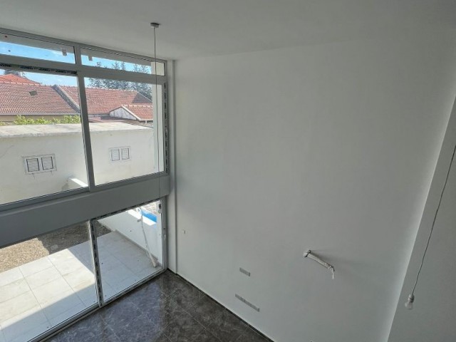 Maisonette-Wohnung zum Verkauf in Dumlupınar, Nikosia, an der Hauptstraße, türkische Herstellung, Zenin-Etage mit Garten, 3+1, 105 m2.