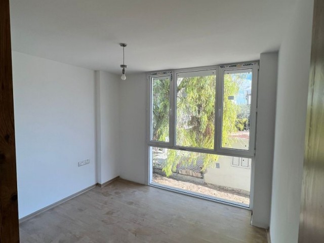 Maisonette-Wohnung zum Verkauf in Dumlupınar, Nikosia, an der Hauptstraße, türkische Herstellung, Zenin-Etage mit Garten, 3+1, 105 m2.