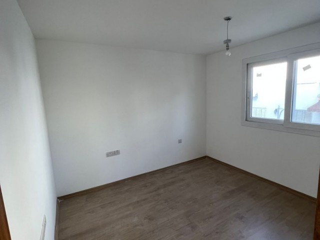 Maisonette-Wohnung zum Verkauf in Dumlupınar, Nikosia, an der Hauptstraße, türkische Herstellung, Zenin-Etage mit Garten, 3+1, 105 m2.