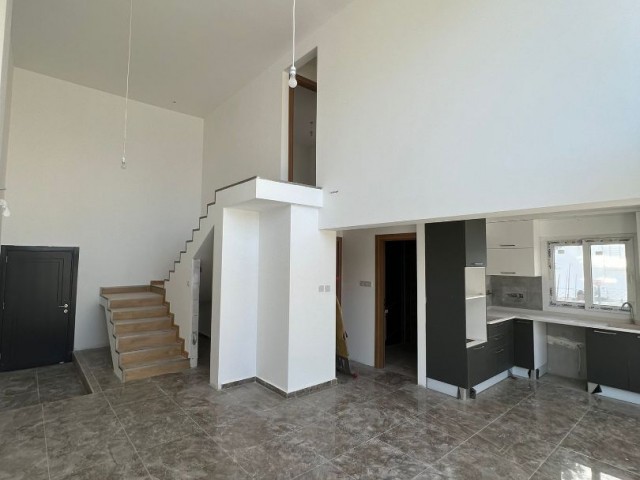 Maisonette-Wohnung zum Verkauf in Dumlupınar, Nikosia, an der Hauptstraße, türkische Herstellung, Zenin-Etage mit Garten, 3+1, 105 m2.