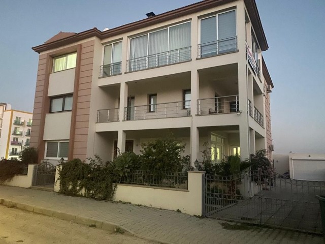 Lefkoşa Gönyeli'de Merkezi Konumda 3+2 260 m2 Temiz, Modern Geniş m2'li Satılık Apartman Dairesi