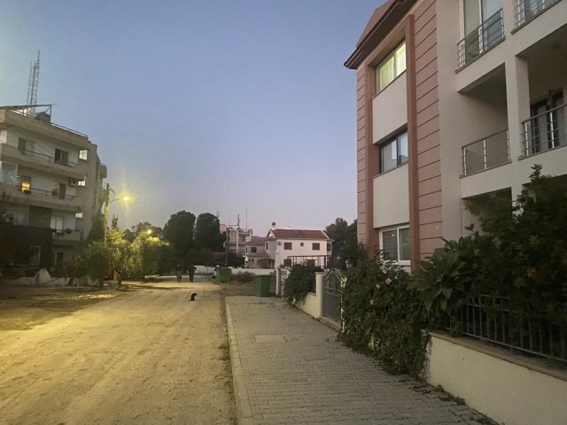 3+2 260 m2 saubere, moderne große m²-Wohnung zum Verkauf in Gönyeli, Nikosia