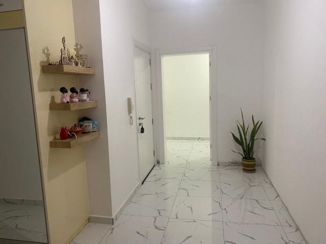 3+2 260 m2 saubere, moderne große m²-Wohnung zum Verkauf in Gönyeli, Nikosia