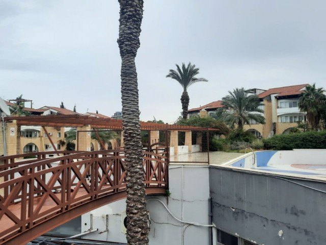 Türkisch gebaute 3+1 135 m2 Wohnung zum Verkauf auf einem Grundstück mit Pool im Zentrum von Kyrenia