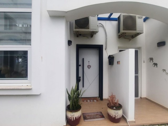 2+1 80 m2 Duplex-Haus mit Gemeinschaftspool zum Verkauf in der Gegend von Kyrenia Alsancak