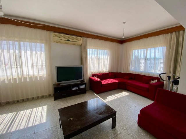 Saubere 3+1 130 m² Wohnung zum Verkauf in zentraler Lage in Nikosia Küçük Kaymaklı
