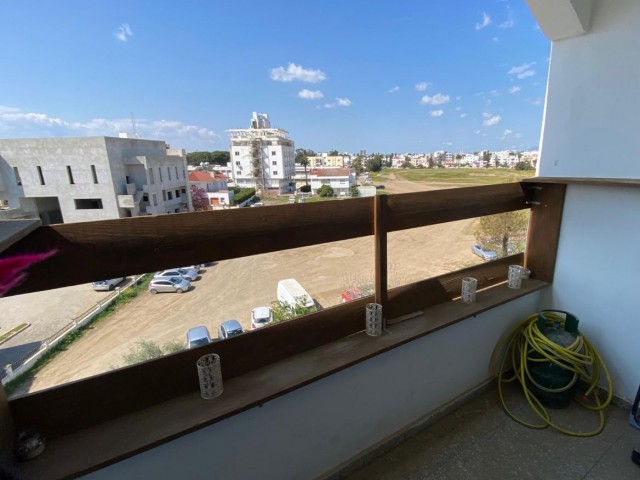 Saubere 3+1 130 m² Wohnung zum Verkauf in zentraler Lage in Nikosia Küçük Kaymaklı