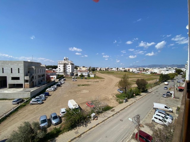 Saubere 3+1 130 m² Wohnung zum Verkauf in zentraler Lage in Nikosia Küçük Kaymaklı