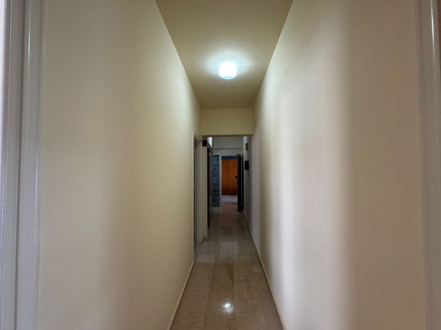 3+1, 130 m2, 1. Etage, sauber, kostenlos, große Wohnung zum Verkauf in Nikosia Köşklüçiftlik Dereboyu