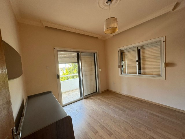 3+1, 130 m2, 1. Etage, sauber, kostenlos, große Wohnung zum Verkauf in Nikosia Köşklüçiftlik Dereboyu