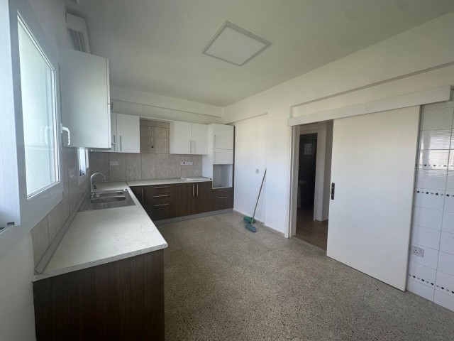 بازسازی شده، تمیز، رایگان، 130 متر مربع، آپارتمان 3+1 برای فروش در Küçük Kaymaklı