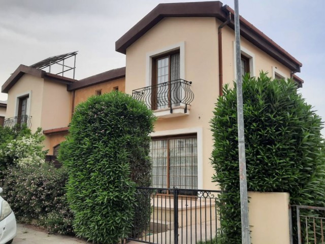 Lefkoşa, Küçük Kaymaklıda Satılık 3+1, 180 m2 İkiz Villa