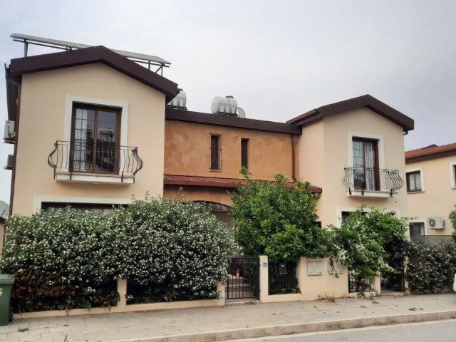 3+1, 180 m2 Doppelhaushälfte zum Verkauf in Nikosia, Küçük Kaymaklı