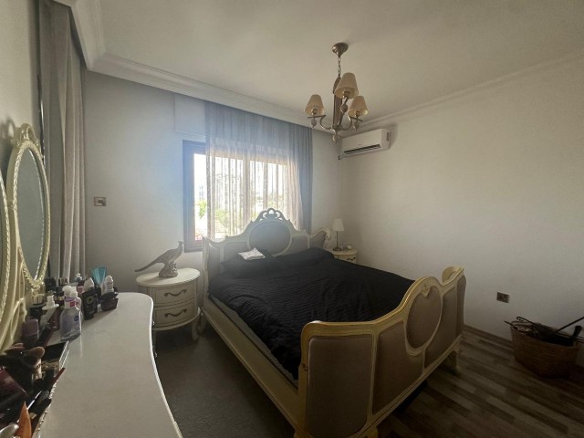 Lefkoşa Okullar Yolunda 3+1 120m2 Bakımlı, Masrafsız Satılık Apartman Dairesi 