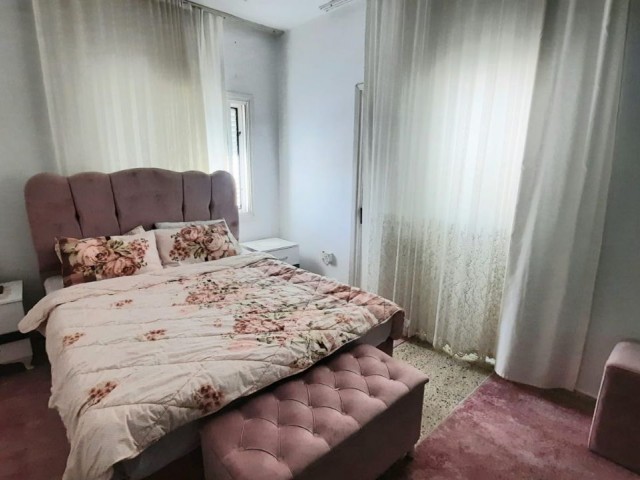 آپارتمان 3+1، 135 متر مربع برای فروش در Küçük Kaymaklı، واقع در مرکز، نزدیک به جاده اصلی