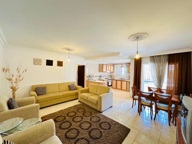 3+1, 105 m2 Erdgeschosswohnung zum Verkauf mit Gewerbegenehmigung an der Hauptstraße in Nikosia Küçü