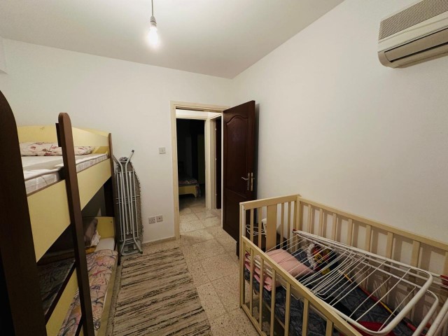 3+1, 105 m2 Erdgeschosswohnung zum Verkauf mit Gewerbegenehmigung an der Hauptstraße in Nikosia Küçük Kaymaklı