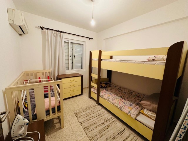 3+1, 105 m2 Erdgeschosswohnung zum Verkauf mit Gewerbegenehmigung an der Hauptstraße in Nikosia Küçük Kaymaklı