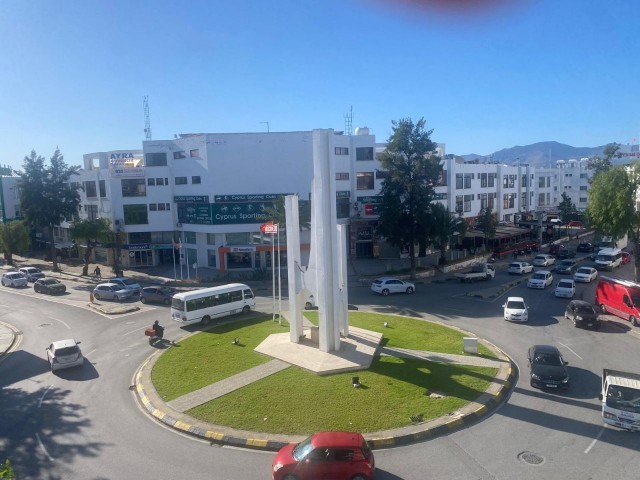 Расположение в центре, ежемесячная оплата, сдается офис площадью 300 м2, напротив терминала в Никосии, Кучук Каймаклы, на Türkiye İş Bankası