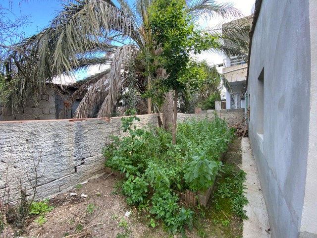 Einfamilienhaus zum Verkauf in Gönyeli, Nikosia, mit einem komplett renovierten, kostenlosen 2+1 Nebenhaus