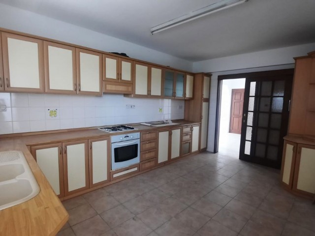 3+1, 160 m2 Apartment for rent in Nicosia Dereboyu