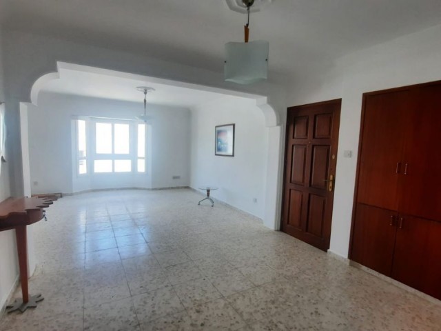 3+1, 160 m2 Apartment for rent in Nicosia Dereboyu