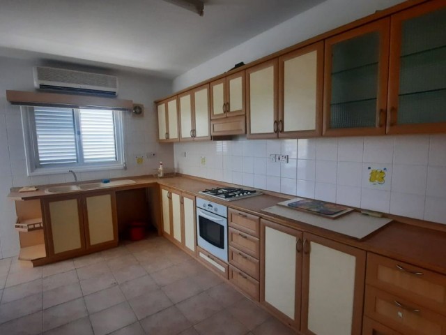 3+1, 160 m2 Apartment for rent in Nicosia Dereboyu