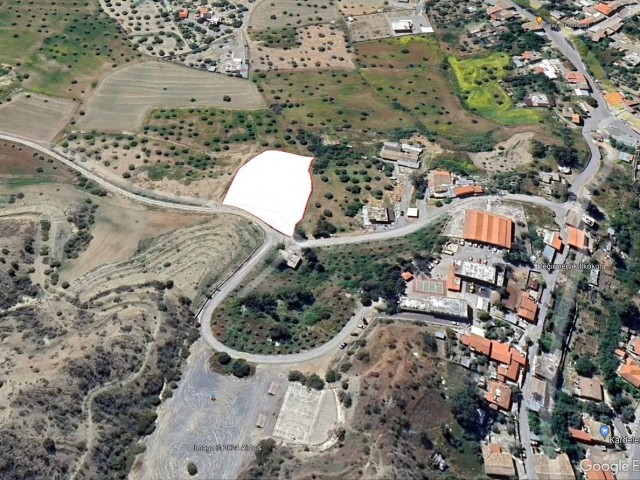 Land for Sale in Değirmenlik Region, 2.2 acres, 2962 m2, 2 floors, 90% zoning