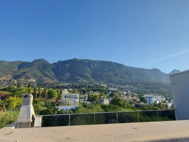 Ultra-Luxus-Apartment mit Berg- und Meerblick, komplett möbliert, in Penthouse