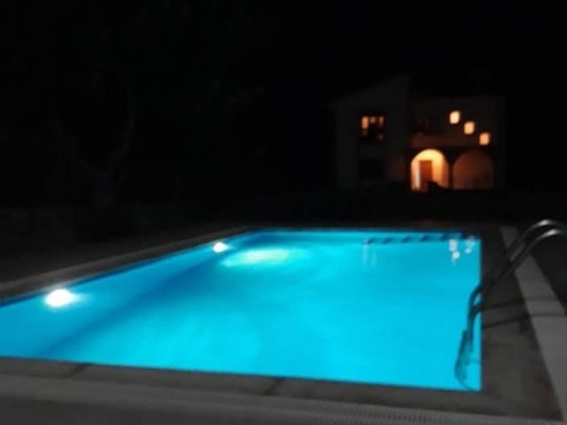 Chance 3+1 Villa mit privatem Pool in Karsiyaka mit TL Fixvorteil 