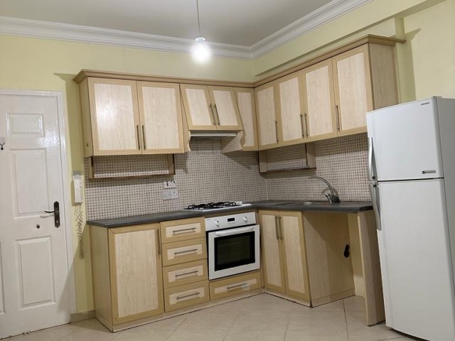 Erschwingliche möblierte 2+1-Wohnung zum Verkauf im Zentrum von Kyrenia