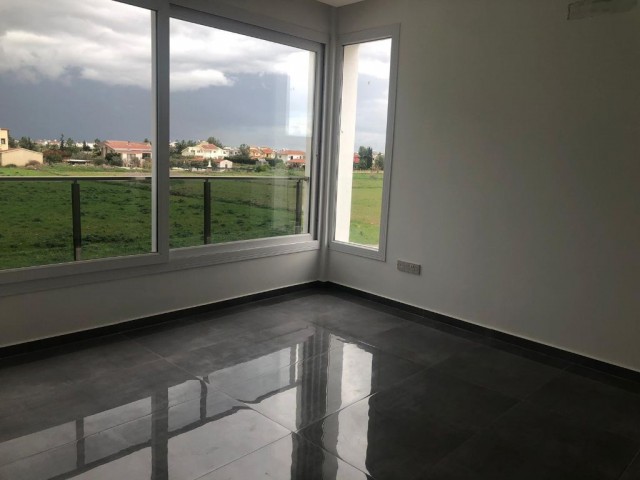 VILLA ZUM VERKAUF MIT 5 SCHLAFZIMMERN WEIT UNTER DEM MARKTWERT VON FAMAGUSTA SALAMISTE...IMMOBILIENBERATER: RINDIYE ARSLAN 0542 858 5000 ** 