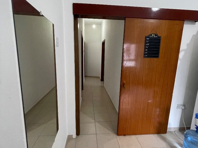 Mağusa tekant bölgesinde kiralık 2+1 temiz daire ❕❕su aidat fiyata dahil❕❕10 aylıktır(seramikler banyo yataklar değişecektir)