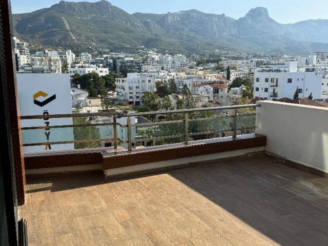 Zu vermieten (FOR RENT) 3-Schlafzimmer-PENTHOUSE in Kyrenia Centre!