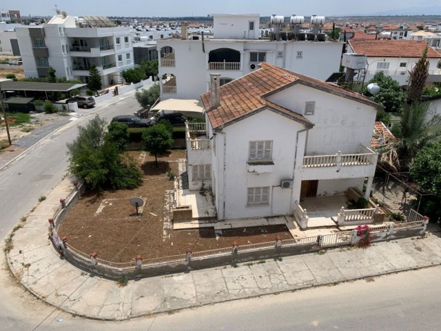 Lefkoşa - Yenikent'te 520 m2 Köşe Arsa Değerinde Metruk Villa Fırsatı!