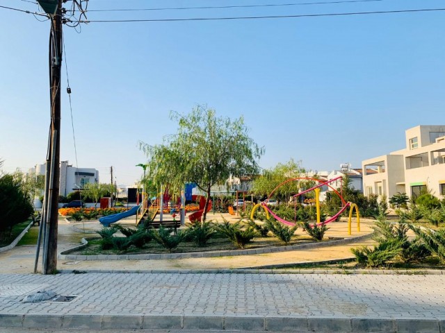 Lefkoşa - Yenikent'in Nezih, Ulaşımı Kolay ve Çocuk Parklı Mükemmel Arsamız Satışta!