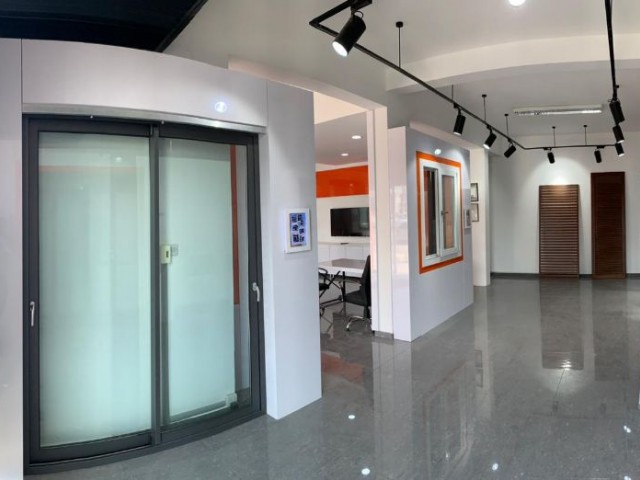 Lefkoşa Merkez - Anayol Bağlantılı Cadde Üzerinde 15 m. Cepheli Muhteşem bir KİRALIK Showroom !