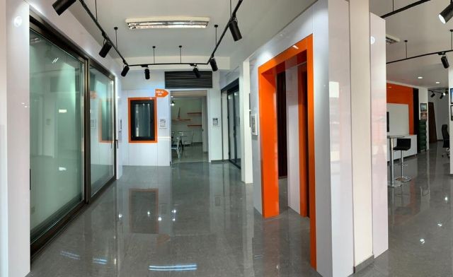 Lefkoşa Merkez - Anayol Bağlantılı Cadde Üzerinde 15 m. Cepheli Muhteşem bir KİRALIK Showroom !