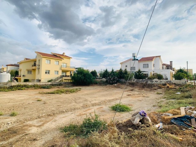 LEFKOŞA-METEHAN'da Çok Nezih bir Bölgenin Tam Merkezinde TRIPLEX VİLLALIK ARSA