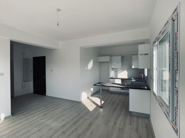 LEFKOŞA-MARMARA'da Asansörlü Yepyeni Apartmanımızın Manzaralı 4. Kat Dairesi İlk Şanslı Kiracısını Bekliyor!