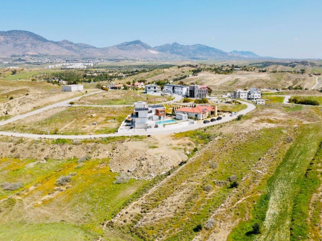 LEFKOŞA-GÖNYELİ'nin EN NEZİH Bölgesinde; PANORAMİK Manzaralı & Önü Kapanmayacak 955m2 Villalık ARSA!