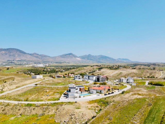 LEFKOŞA-GÖNYELİ'nin EN NEZİH Bölgesinde; PANORAMİK Manzaralı & Önü Kapanmayacak 955m2 Villalık ARSA!