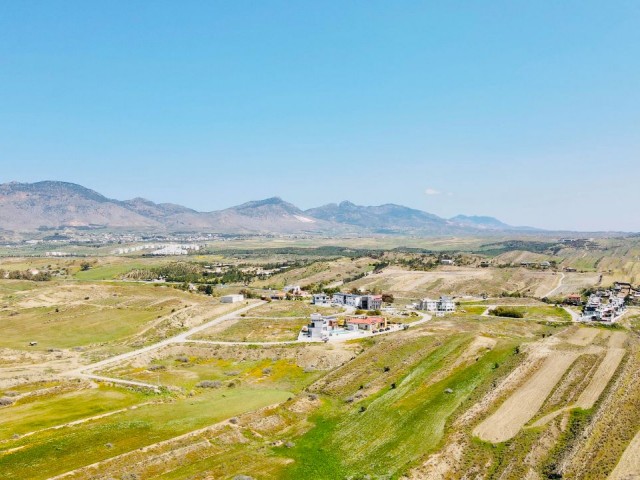 LEFKOŞA-GÖNYELİ'nin EN NEZİH Bölgesinde; PANORAMİK Manzaralı & Önü Kapanmayacak 955m2 Villalık ARSA!