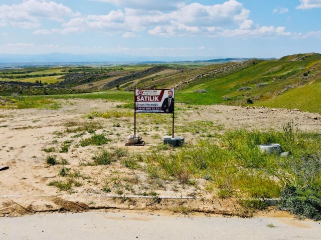 LEFKOŞA-GÖNYELİ'nin EN NEZİH Bölgesinde; PANORAMİK Manzaralı & Önü Kapanmayacak 955m2 Villalık ARSA!