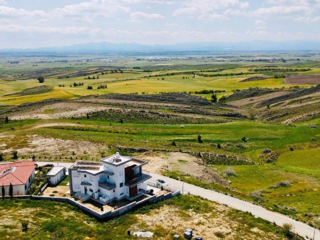 LEFKOŞA-GÖNYELİ'nin EN NEZİH Bölgesinde; PANORAMİK Manzaralı & Önü Kapanmayacak 955m2 Villalık ARSA!