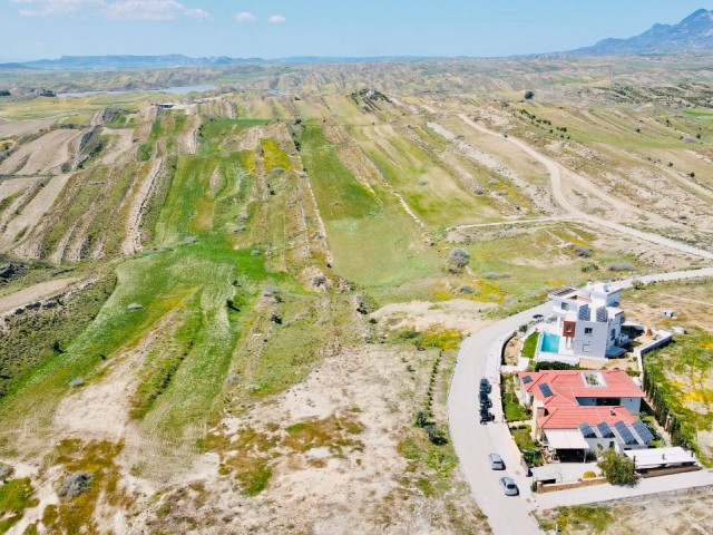 LEFKOŞA-GÖNYELİ'nin EN NEZİH Bölgesinde; PANORAMİK Manzaralı & Önü Kapanmayacak 955m2 Villalık ARSA!